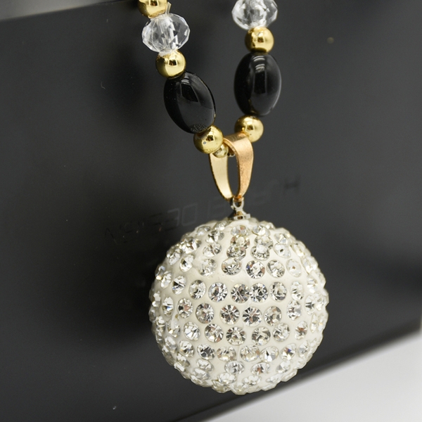 Γυναικεία περιδέραια κατάλληλα για τη καθημερινή ζωή και party σε διάφορα χρώματα.