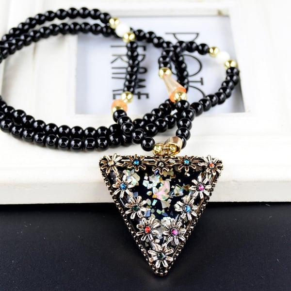 Γυναικεία περιδέραια κατάλληλα για τη καθημερινή ζωή και party σε διάφορα χρώματα.