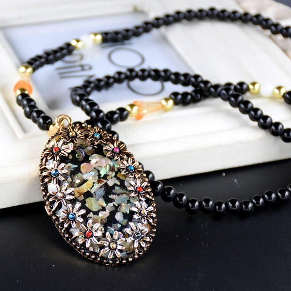 Γυναικεία περιδέραια κατάλληλα για τη καθημερινή ζωή και party σε διάφορα χρώματα.