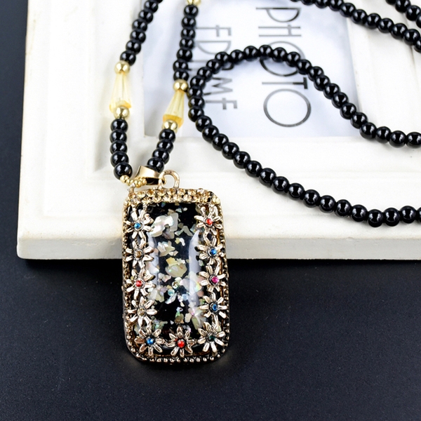 Γυναικεία περιδέραια κατάλληλα για τη καθημερινή ζωή και party σε διάφορα χρώματα.