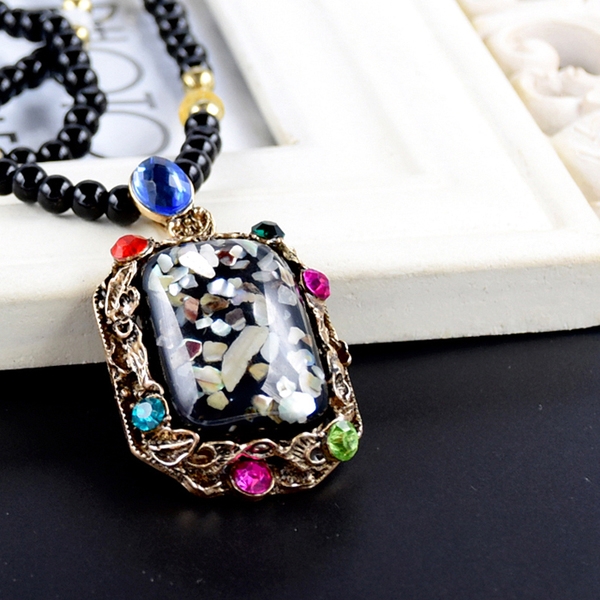 Γυναικεία περιδέραια κατάλληλα για τη καθημερινή ζωή και party σε διάφορα χρώματα.