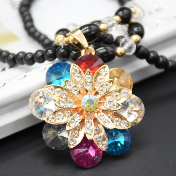 Γυναικεία περιδέραια κατάλληλα για τη καθημερινή ζωή και party σε διάφορα χρώματα.