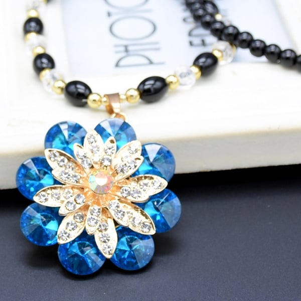 Γυναικεία περιδέραια κατάλληλα για τη καθημερινή ζωή και party σε διάφορα χρώματα.