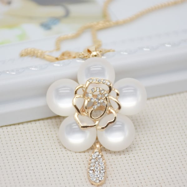 Γυναικεία περιδέραια κατάλληλα για τη καθημερινή ζωή και party σε διάφορα χρώματα.