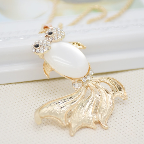 Γυναικεία περιδέραια κατάλληλα για τη καθημερινή ζωή και party σε διάφορα χρώματα.