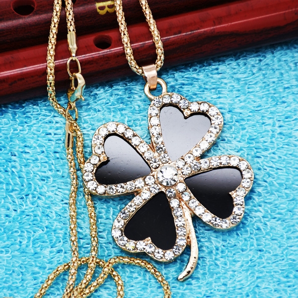 Γυναικεία περιδέραια κατάλληλα για τη καθημερινή ζωή και party σε διάφορα χρώματα.