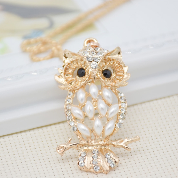 Γυναικεία περιδέραια κατάλληλα για τη καθημερινή ζωή και party σε διάφορα χρώματα.