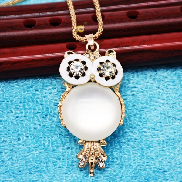 Γυναικεία περιδέραια κατάλληλα για τη καθημερινή ζωή και party σε διάφορα χρώματα.