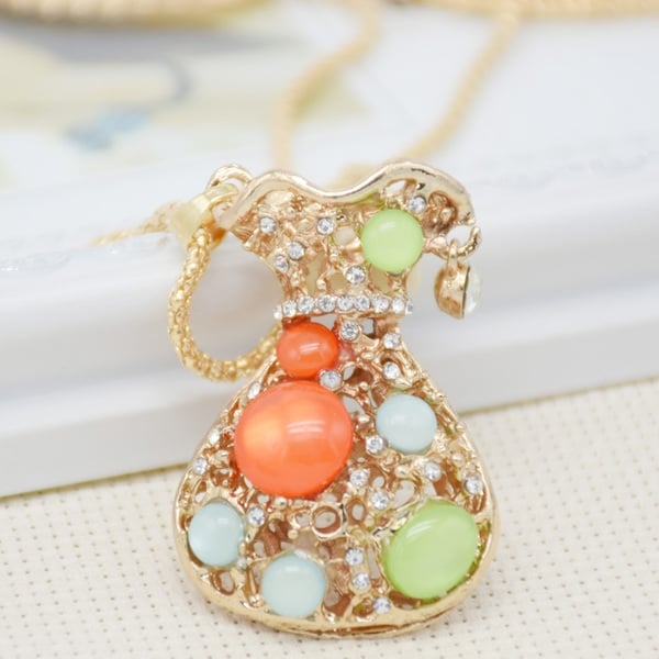 Γυναικεία περιδέραια κατάλληλα για τη καθημερινή ζωή και party σε διάφορα χρώματα.