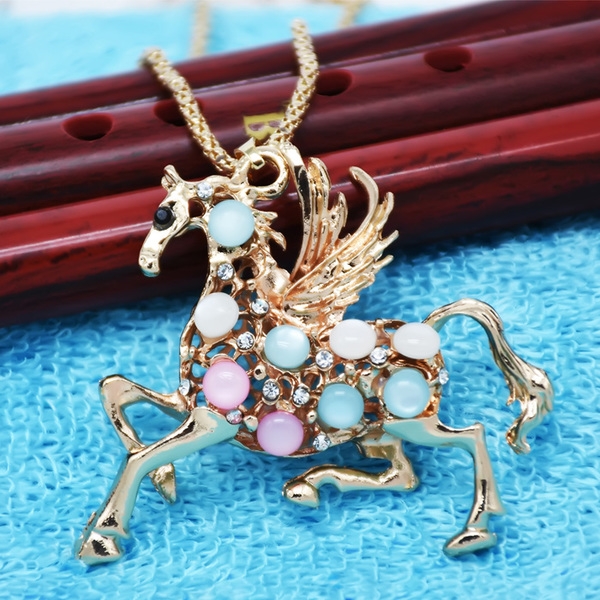 Γυναικεία περιδέραια κατάλληλα για τη καθημερινή ζωή και party σε διάφορα χρώματα.