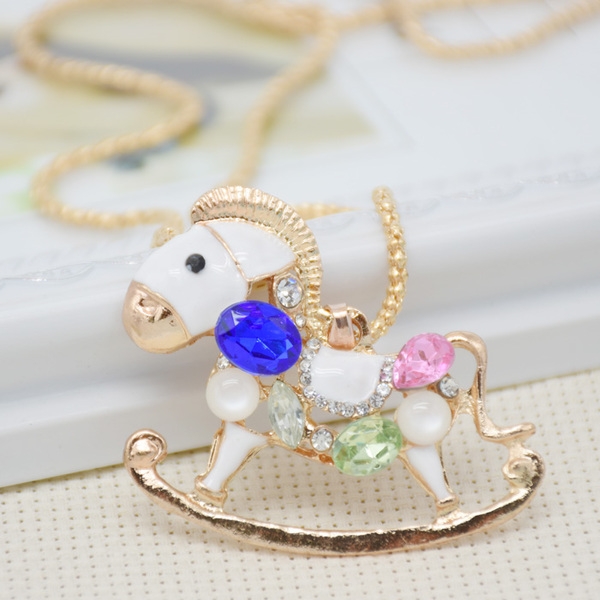 Γυναικεία περιδέραια κατάλληλα για τη καθημερινή ζωή και party σε διάφορα χρώματα.