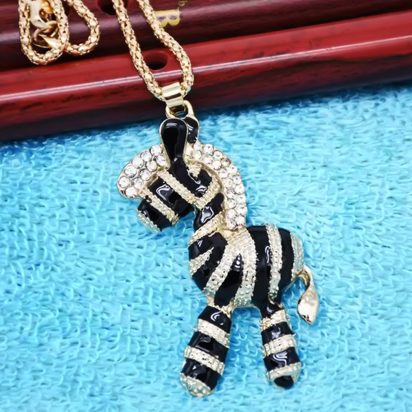 Γυναικεία περιδέραια κατάλληλα για τη καθημερινή ζωή και party σε διάφορα χρώματα.