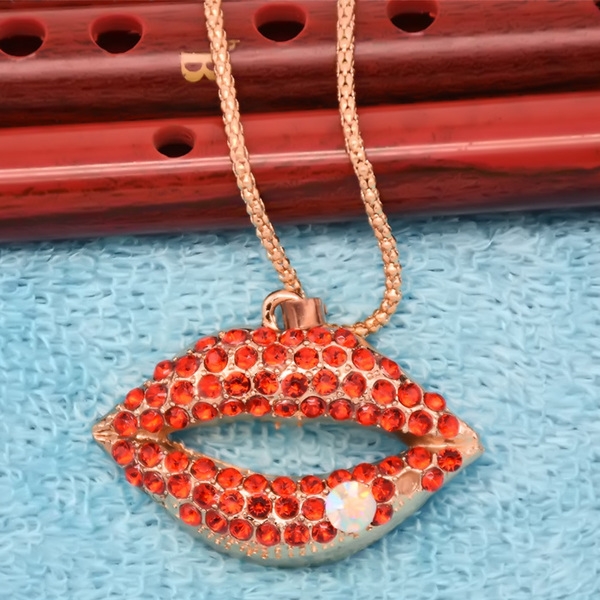 Γυναικεία περιδέραια κατάλληλα για τη καθημερινή ζωή και party σε διάφορα χρώματα.