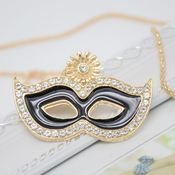 Γυναικεία περιδέραια κατάλληλα για τη καθημερινή ζωή και party σε διάφορα χρώματα.