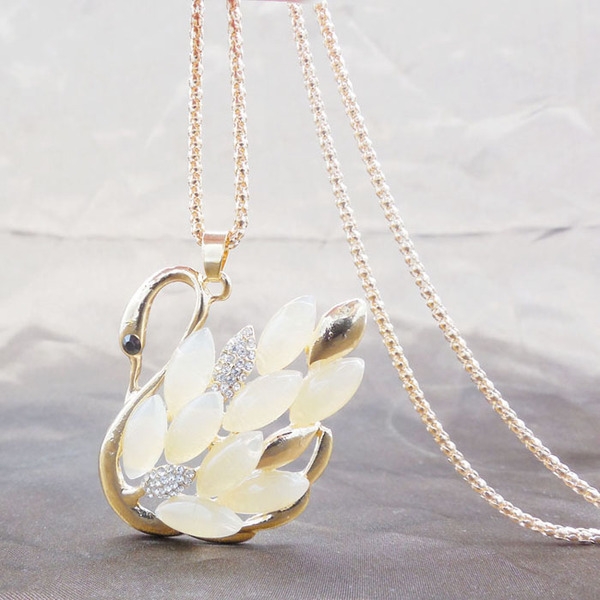 Γυναικεία περιδέραια κατάλληλα για τη καθημερινή ζωή και party σε διάφορα χρώματα.