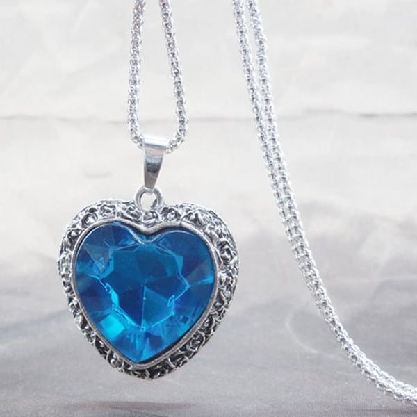 Γυναικεία περιδέραια κατάλληλα για τη καθημερινή ζωή και party σε διάφορα χρώματα.