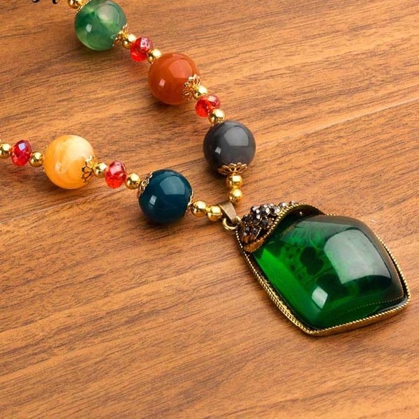 Γυναικεία περιδέραια κατάλληλα για τη καθημερινή ζωή και party σε διάφορα χρώματα.