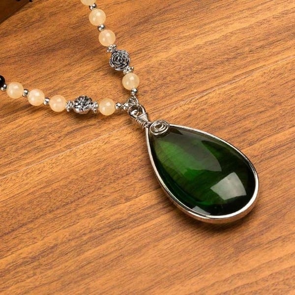 Γυναικεία περιδέραια κατάλληλα για τη καθημερινή ζωή και party σε διάφορα χρώματα.