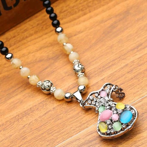 Γυναικεία περιδέραια κατάλληλα για τη καθημερινή ζωή και party σε διάφορα χρώματα.