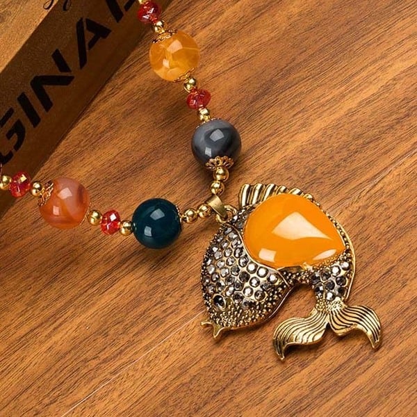 Γυναικεία περιδέραια κατάλληλα για τη καθημερινή ζωή και party σε διάφορα χρώματα.