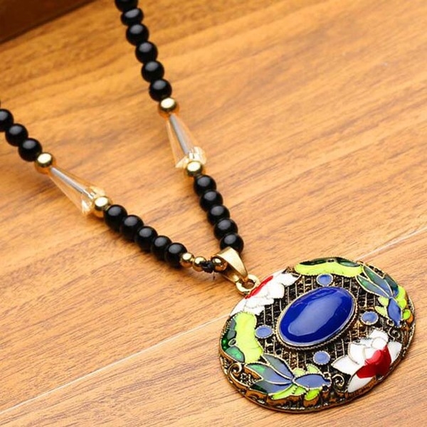 Γυναικεία περιδέραια κατάλληλα για τη καθημερινή ζωή και party σε διάφορα χρώματα.