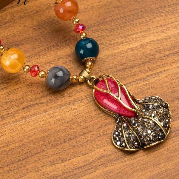 Γυναικεία περιδέραια κατάλληλα για τη καθημερινή ζωή και party σε διάφορα χρώματα.