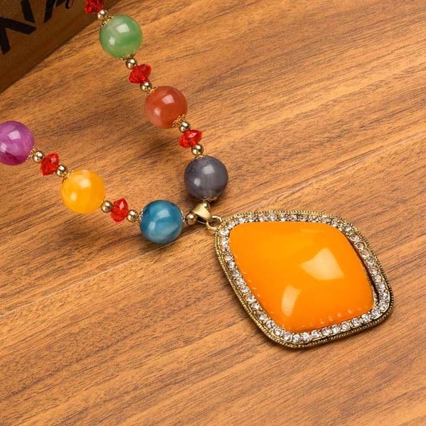 Γυναικεία περιδέραια κατάλληλα για τη καθημερινή ζωή και party σε διάφορα χρώματα.