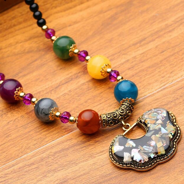 Γυναικεία περιδέραια κατάλληλα για τη καθημερινή ζωή και party σε διάφορα χρώματα.