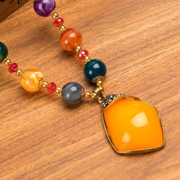 Γυναικεία περιδέραια κατάλληλα για τη καθημερινή ζωή και party σε διάφορα χρώματα.