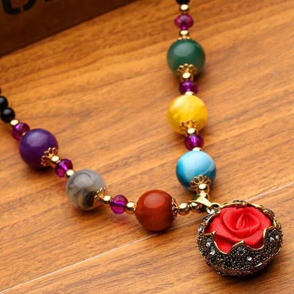 Γυναικεία περιδέραια κατάλληλα για τη καθημερινή ζωή και party σε διάφορα χρώματα.