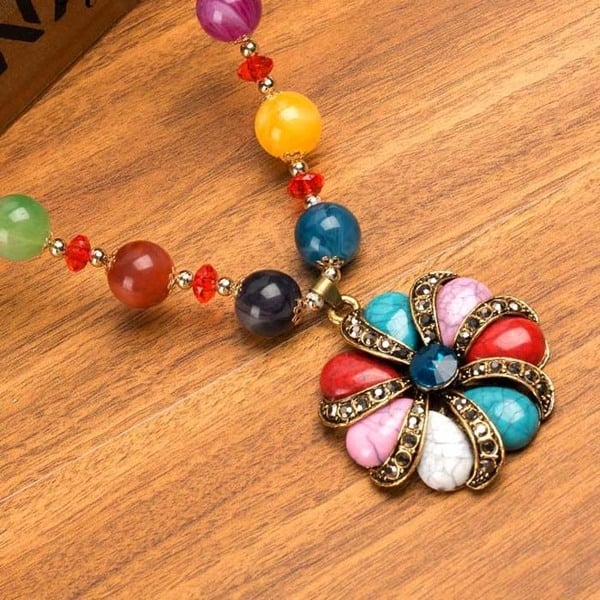 Γυναικεία περιδέραια κατάλληλα για τη καθημερινή ζωή και party σε διάφορα χρώματα.