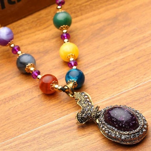 Γυναικεία περιδέραια κατάλληλα για τη καθημερινή ζωή και party σε διάφορα χρώματα.