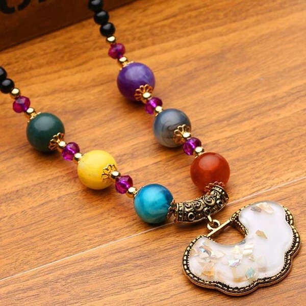 Γυναικεία περιδέραια κατάλληλα για τη καθημερινή ζωή και party σε διάφορα χρώματα.