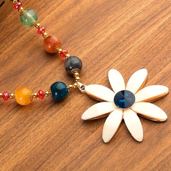 Γυναικεία περιδέραια κατάλληλα για τη καθημερινή ζωή και party σε διάφορα χρώματα.