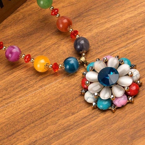 Γυναικεία περιδέραια κατάλληλα για τη καθημερινή ζωή και party σε διάφορα χρώματα.