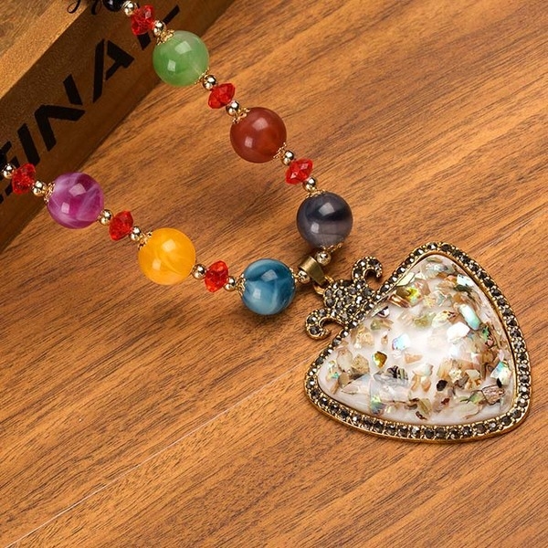 Γυναικεία περιδέραια κατάλληλα για τη καθημερινή ζωή και party σε διάφορα χρώματα.