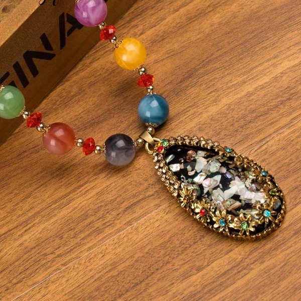 Γυναικεία περιδέραια κατάλληλα για τη καθημερινή ζωή και party σε διάφορα χρώματα.