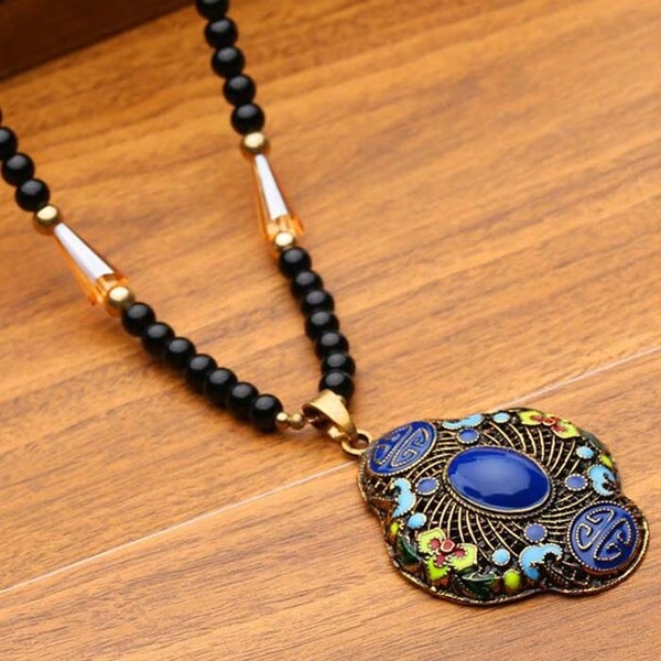 Γυναικεία περιδέραια κατάλληλα για τη καθημερινή ζωή και party σε διάφορα χρώματα.