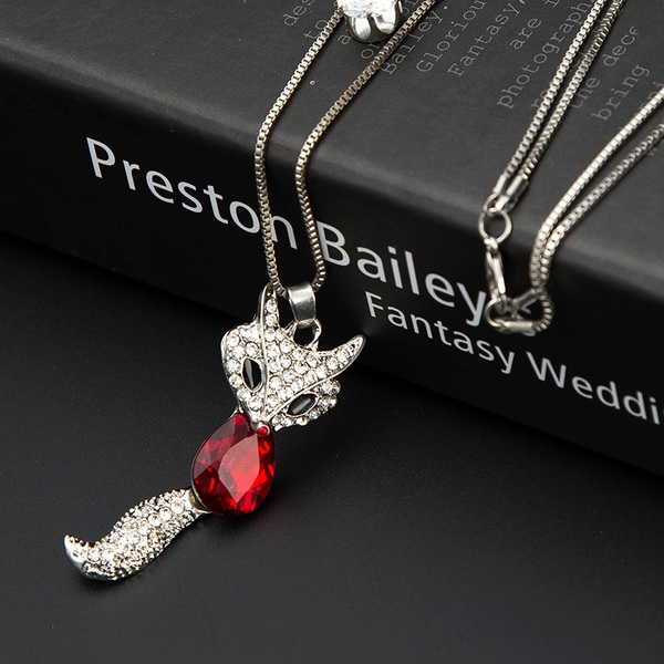 Γυναικεία περιδέραια κατάλληλα για τη καθημερινή ζωή και party σε διάφορα χρώματα.