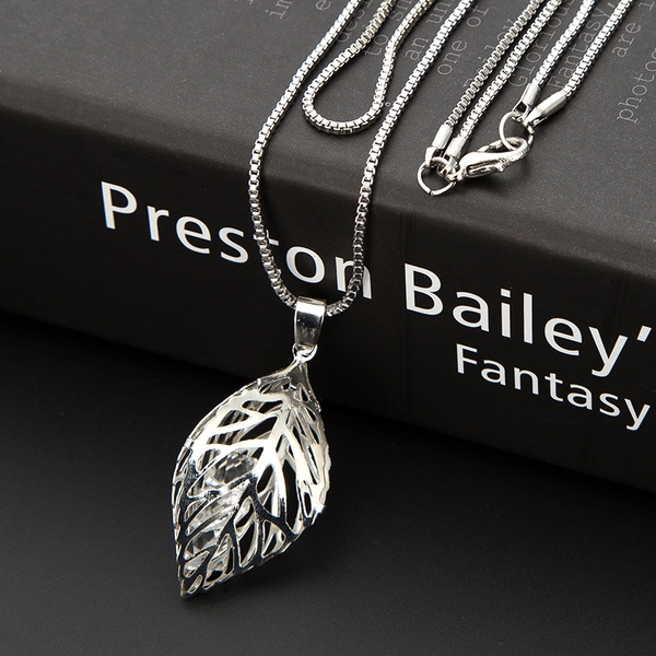 Γυναικεία περιδέραια κατάλληλα για τη καθημερινή ζωή και party σε διάφορα χρώματα.