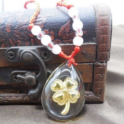 Γυναικεία περιδέραια κατάλληλα για τη καθημερινή ζωή και party σε διάφορα χρώματα.