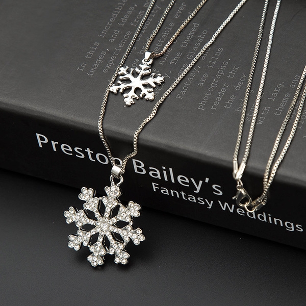 Γυναικεία περιδέραια κατάλληλα για τη καθημερινή ζωή και party σε διάφορα χρώματα.