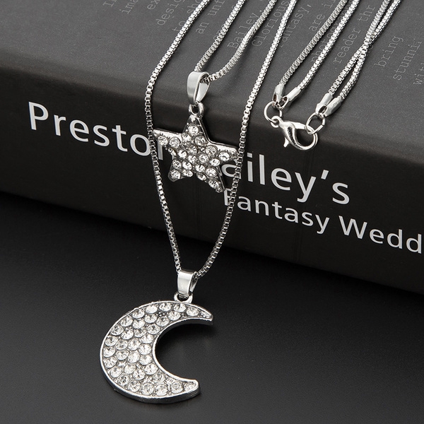 Γυναικεία περιδέραια κατάλληλα για τη καθημερινή ζωή και party σε διάφορα χρώματα.