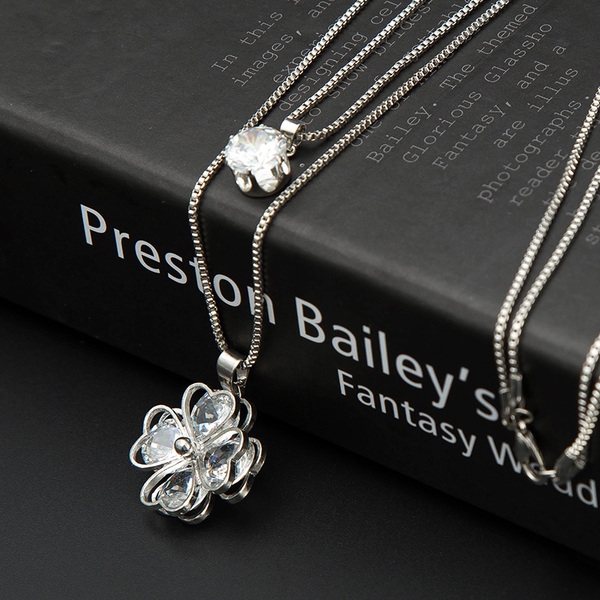 Γυναικεία περιδέραια κατάλληλα για τη καθημερινή ζωή και party σε διάφορα χρώματα.