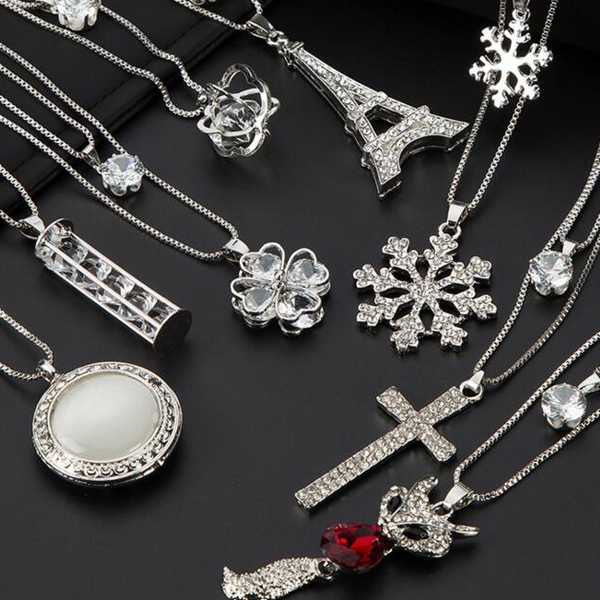 Γυναικεία περιδέραια κατάλληλα για τη καθημερινή ζωή και party σε διάφορα χρώματα.