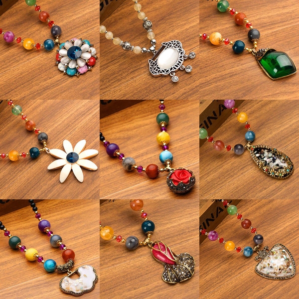 Γυναικεία περιδέραια κατάλληλα για τη καθημερινή ζωή και party σε διάφορα χρώματα.