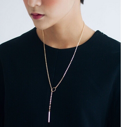 Семпло колие за стилни дами в сребърен и златист цвят