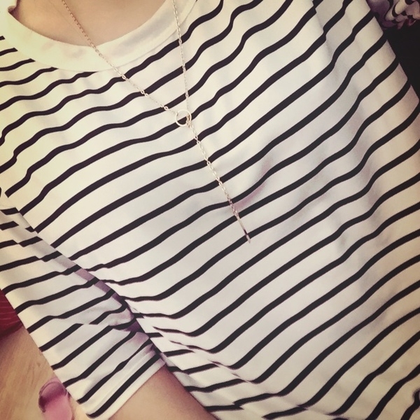 Семпло колие за стилни дами в сребърен и златист цвят