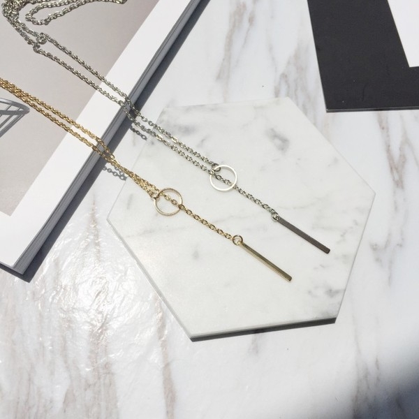 Семпло колие за стилни дами в сребърен и златист цвят