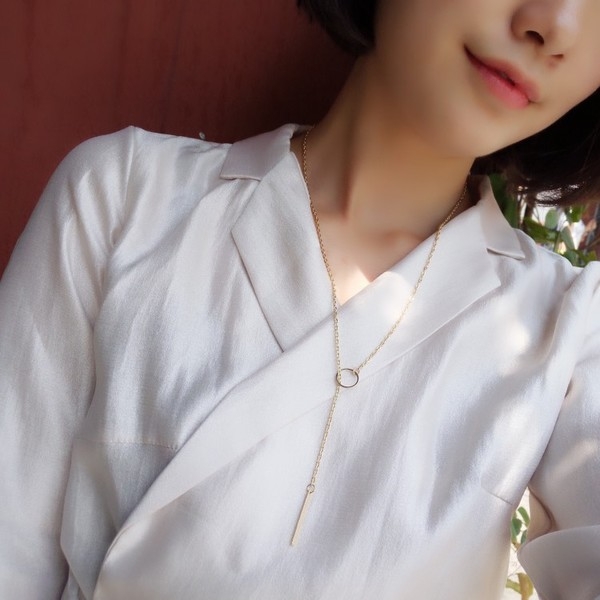 Семпло колие за стилни дами в сребърен и златист цвят